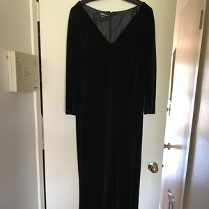 MAKE AN OFFER!! Black Velvet formal gown w/train